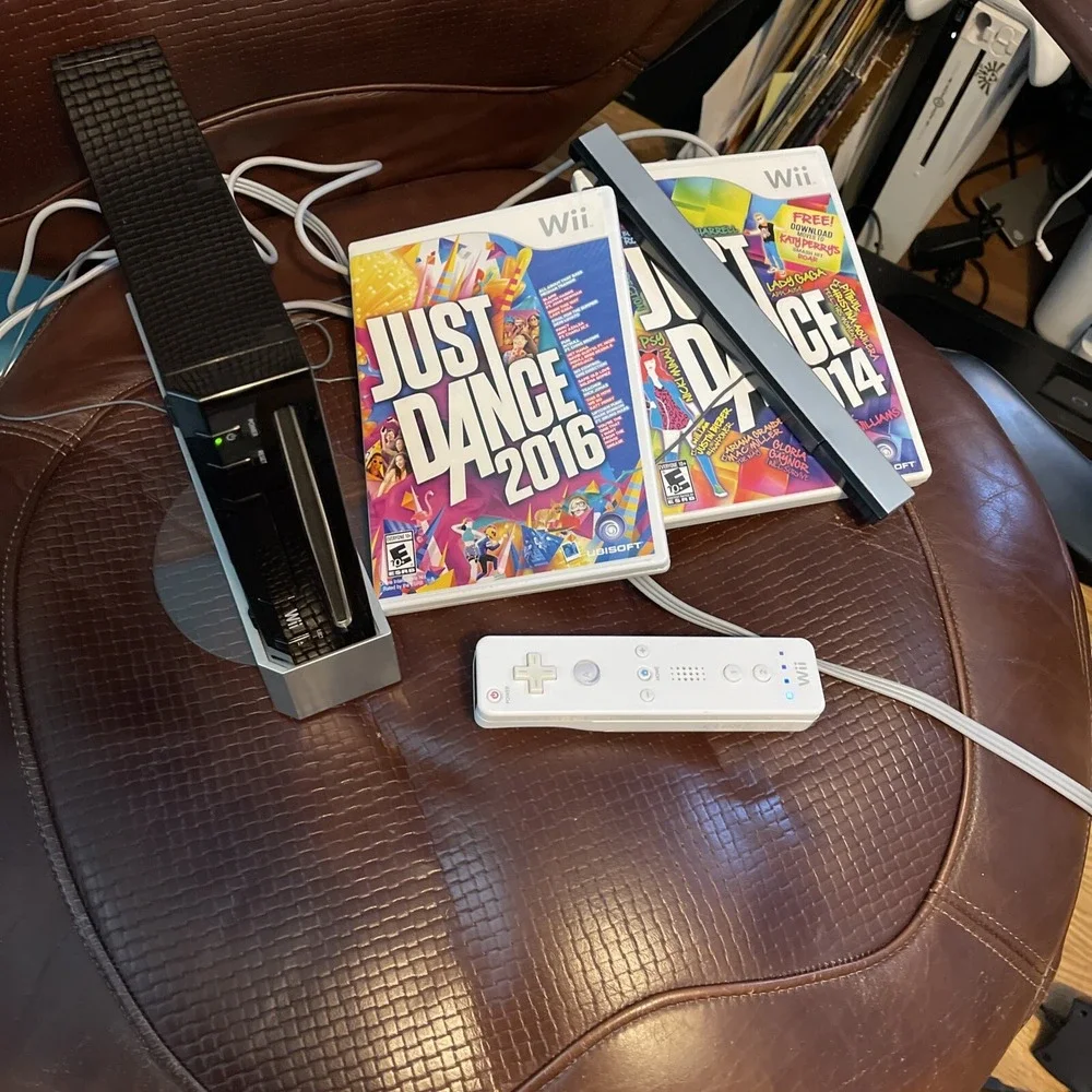Nintendo Wii Black Console Bundle‎ With 2 Games. (4)